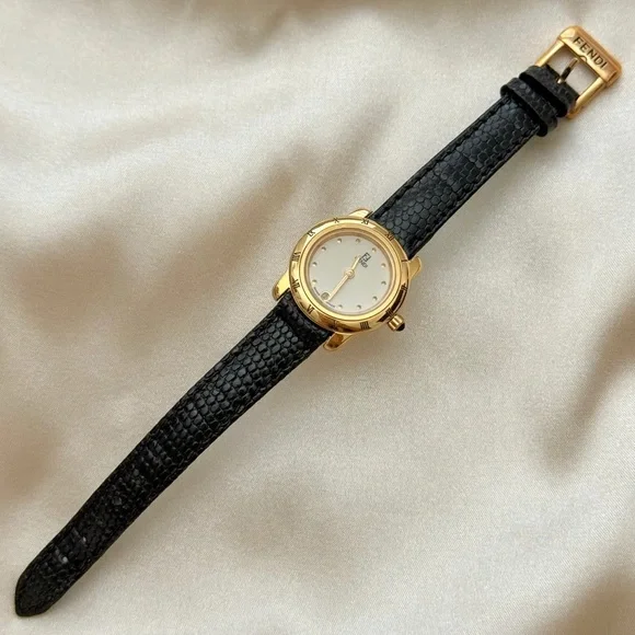 AUTHENTIC VINTAGE FENDI INTERCHANGEABLE BEZEL LEATHER WATCH RARE display picture 2